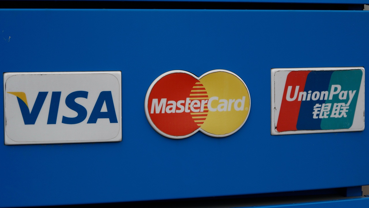 ЦБ не стал устанавливать сроков вывода из оборота карт Visa и Mastercard