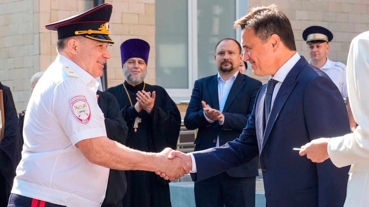 Воробьев поздравил сотрудников ГИБДД с 90-летием службы и подарил им новое здание