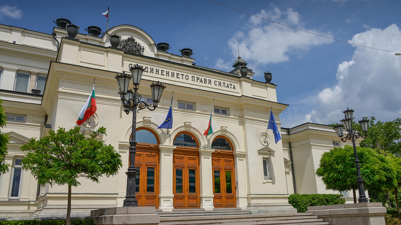 Парламент Болгарии аплодисментами встретил вето Радева на санкции против РФ