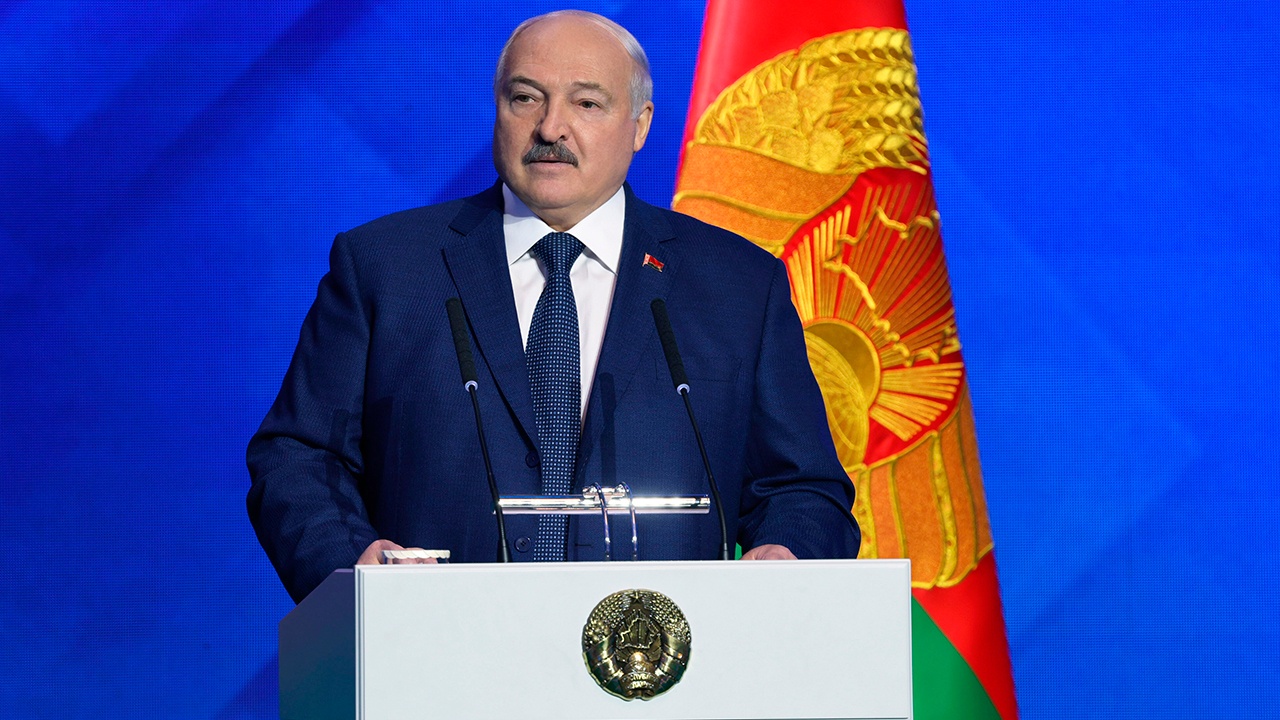 Лукашенко: белорусский народ не намерен склонять голову перед врагом