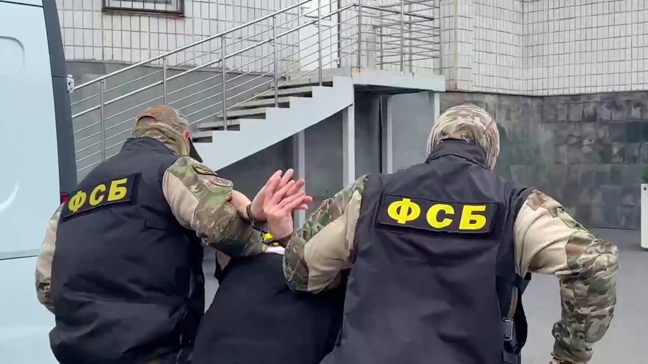 ФСБ пресекла рассылку военным взрывных устройств под видом парфюмерии