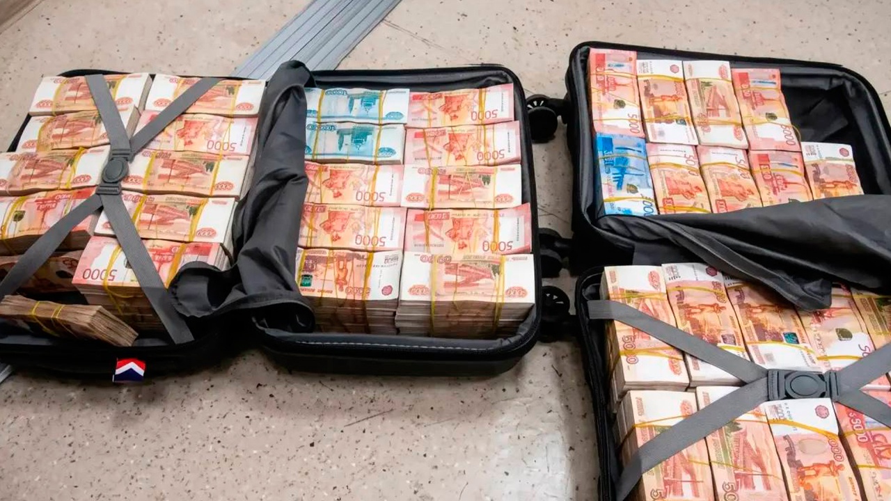 В аэропорту Махачкалы задержали россиянина с двумя чемоданами денег