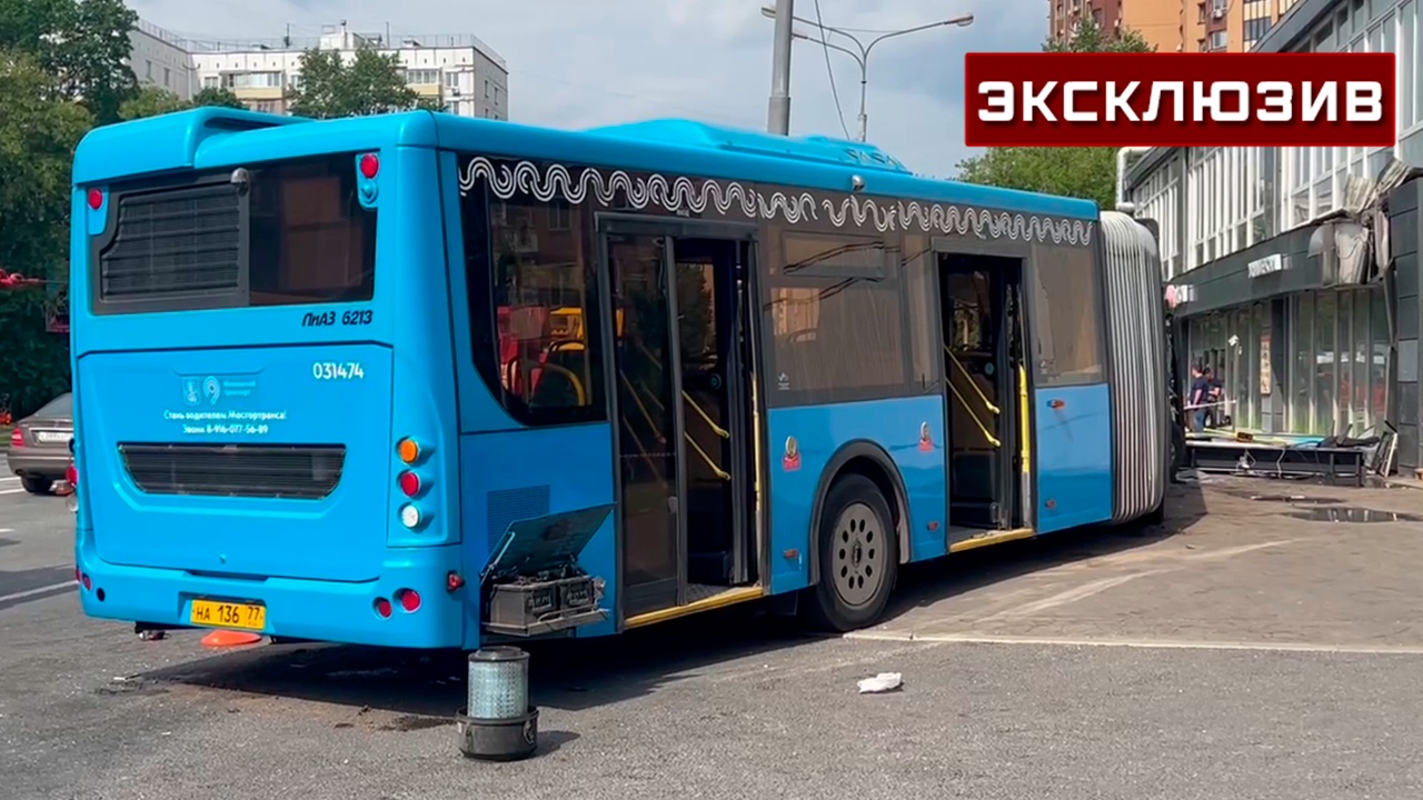 Снесший рекламный щит в Москве автобус начали увозить с места аварии