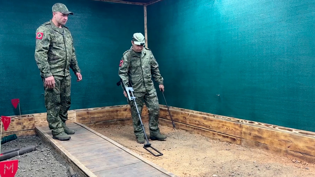 Военные инженеры обучили начинающих саперов обезвреживать мины-ловушки