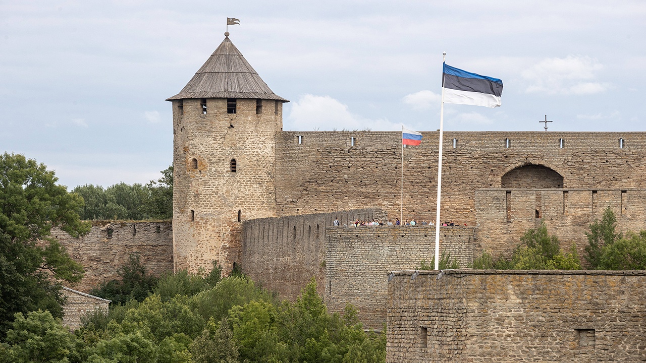 Эстония построит военный городок на границе с Россией