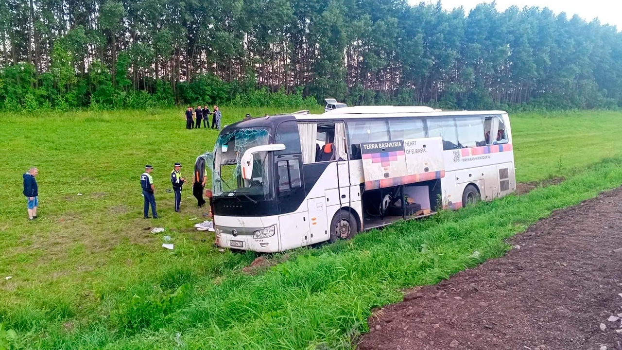 Автобус перевернулся в Татарстане, пострадали 15 человек