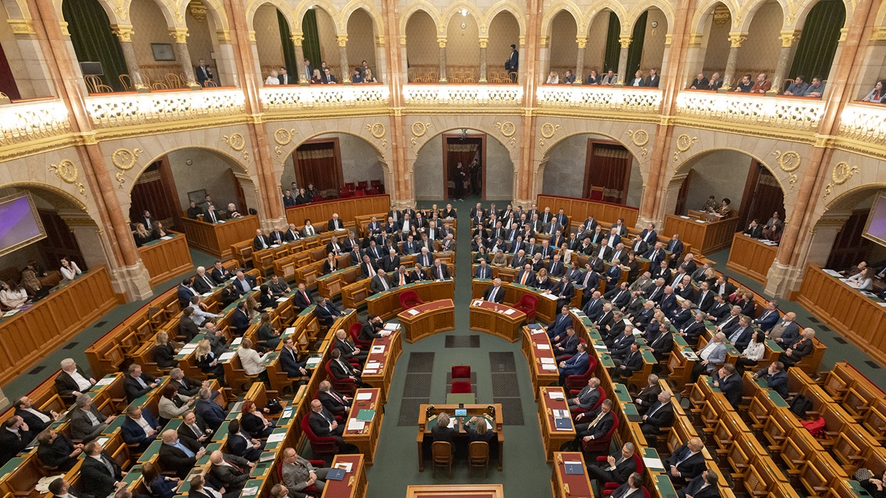 Венгерский парламент принял поправку к конституции об отстранении президента