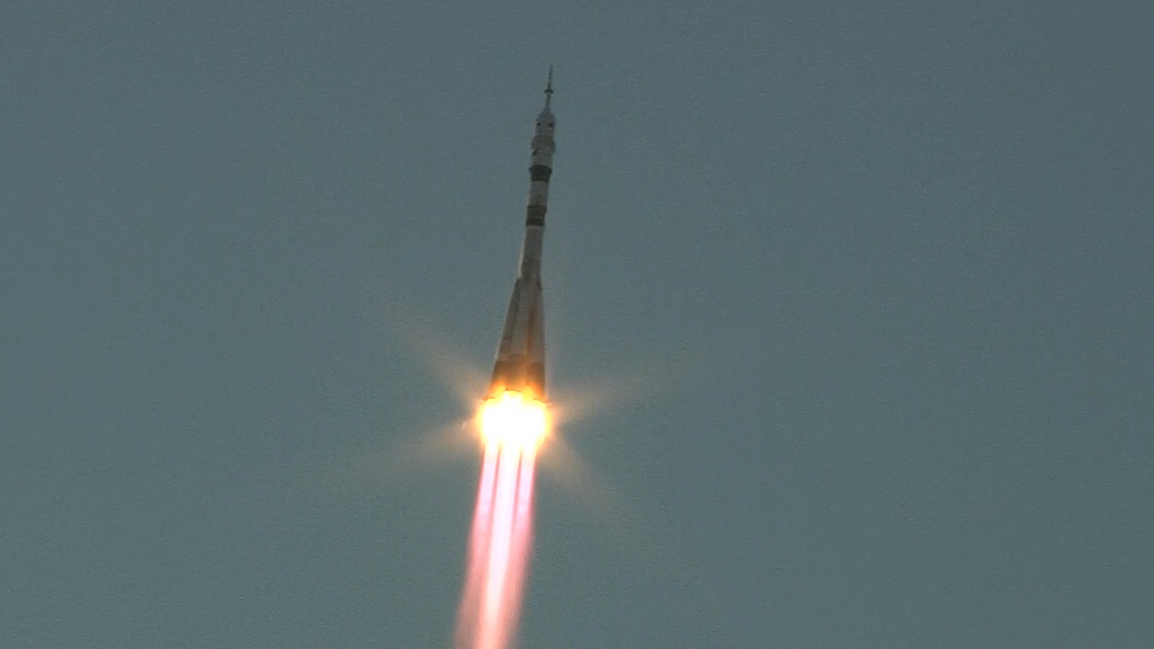 С Байконура стартовала ракета-носитель «Союз МС-29»: на борту двое россиян и американец