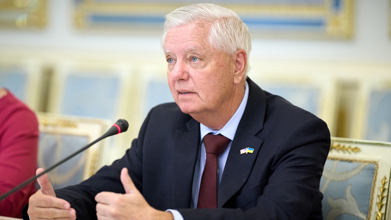 Сестра Грэма* займет его место в сенате США