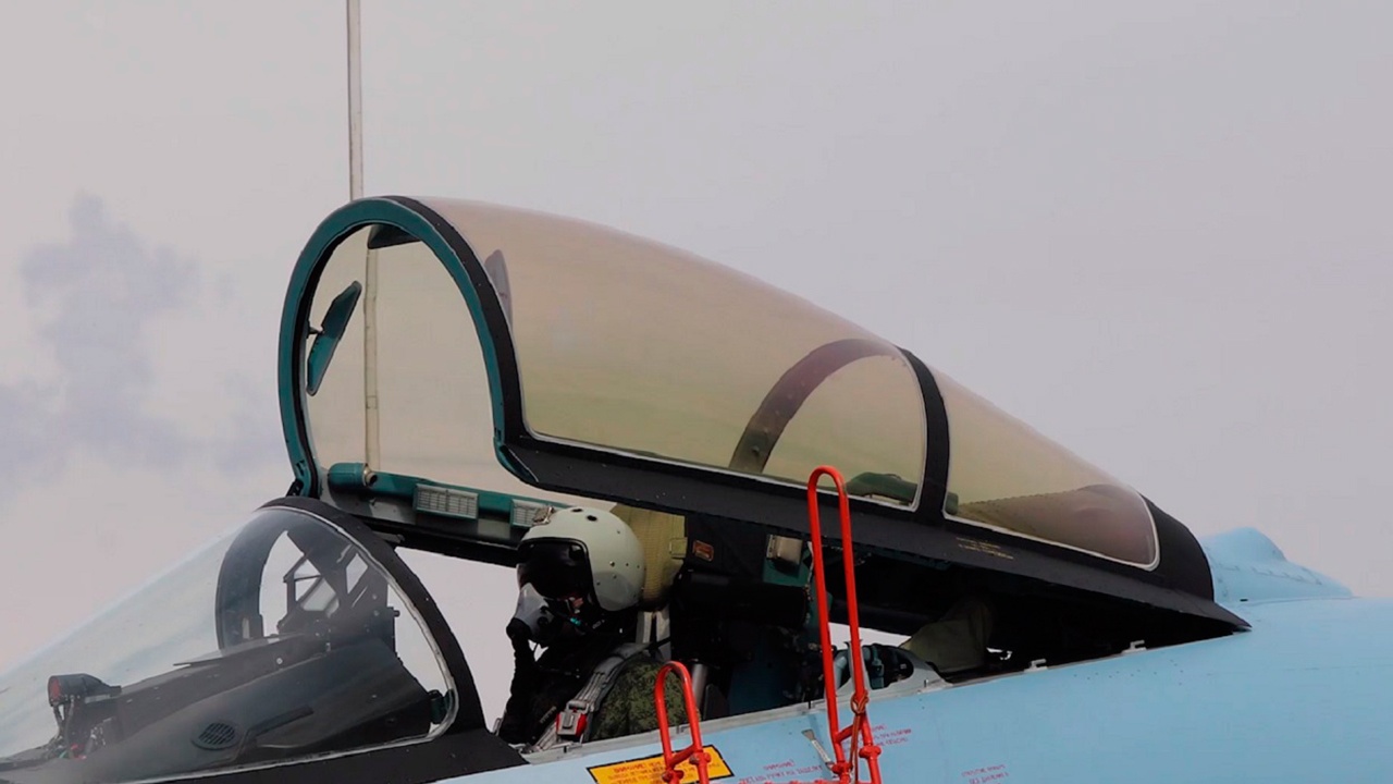 Су-35С прикрыл вертолеты, наносившие удары по пунктам дислокации ВСУ