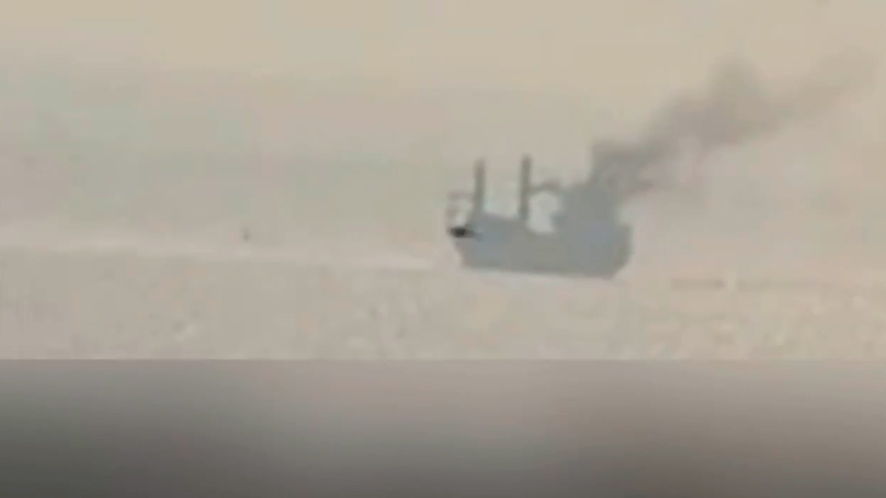 Появилось видео горящего танкера, пораженного в Одесской области