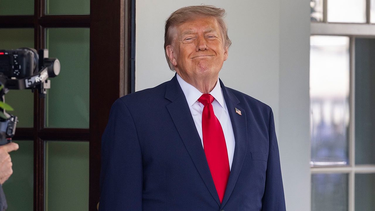Трамп объявил, что удары по Ирану продолжатся, пока он лично не остановит их