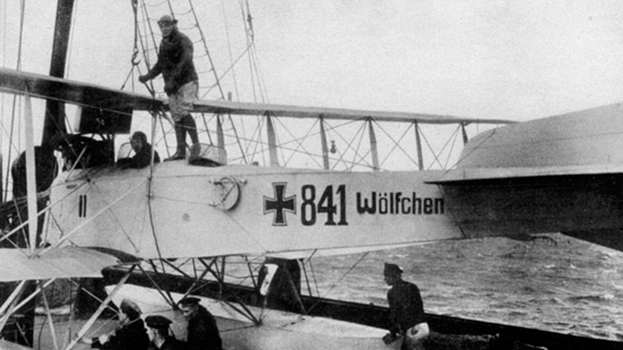 Германский Friedrichshafen FF.33. Пулемет устанавливался в кабину наблюдателя, который сидел сзади