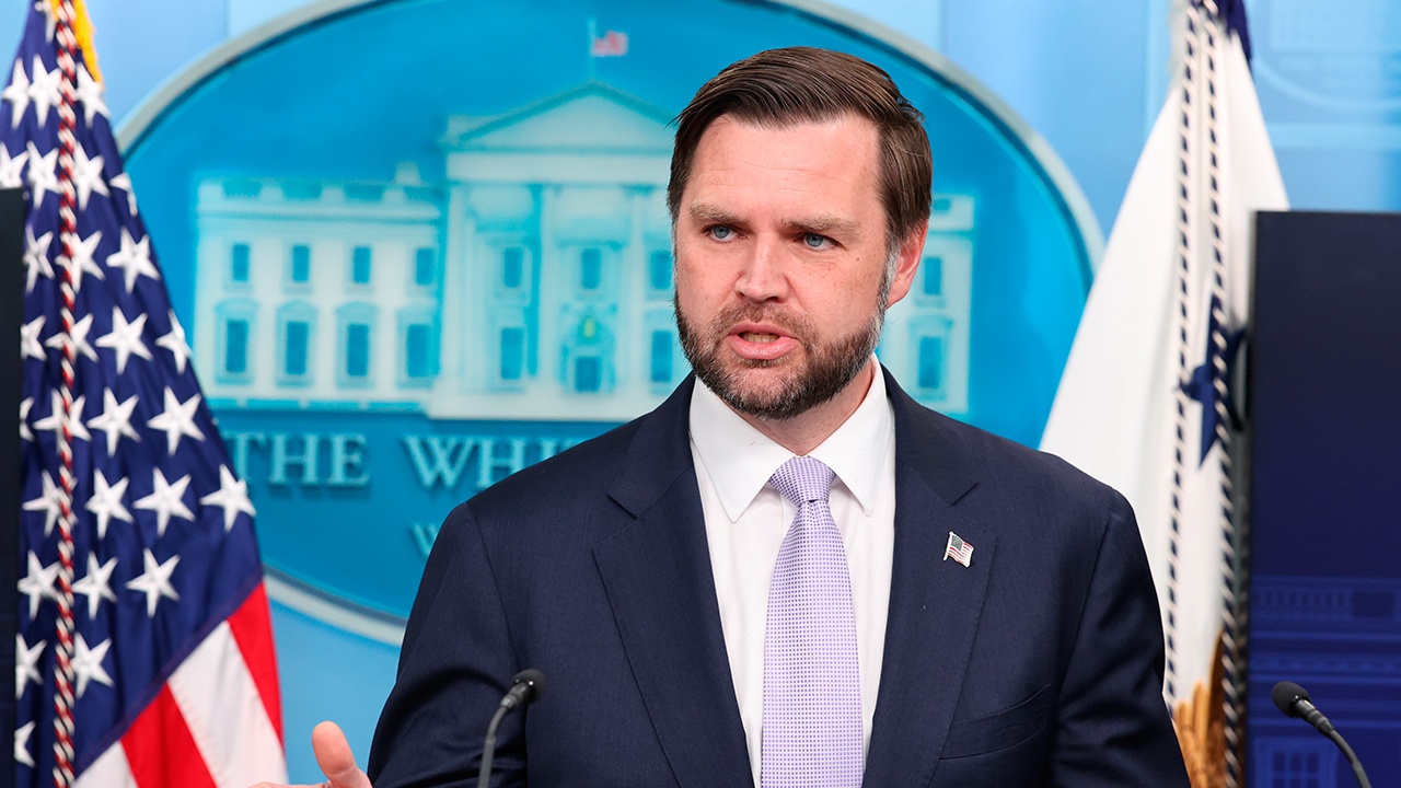 Карлсон: конфликт США и Ирана не начался бы, если бы у власти стоял Вэнс