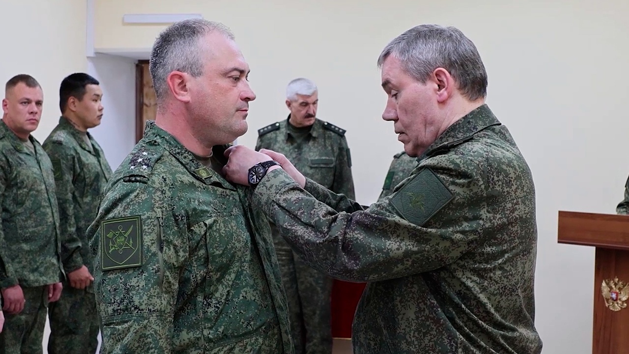Начальник Генштаба наградил военнослужащих группировки «Запад»