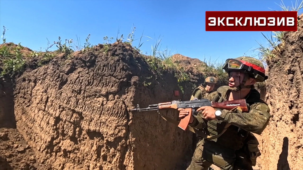 Инструктор из Екатеринбурга показал, как бойцов учат штурмовать траншею