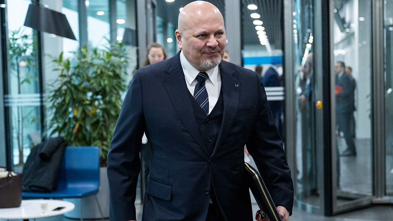 МУС уволил прокурора Карима Хана