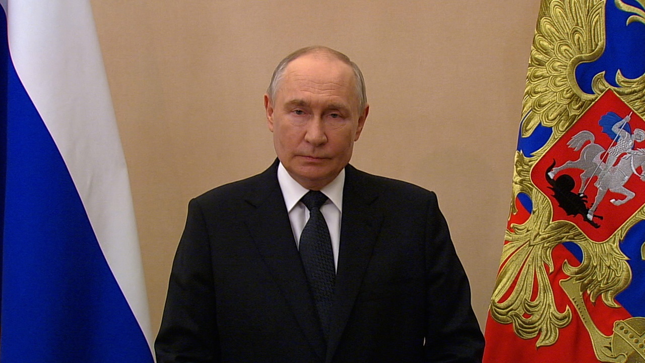 Путин поздравил военных моряков с Днем ВМФ России