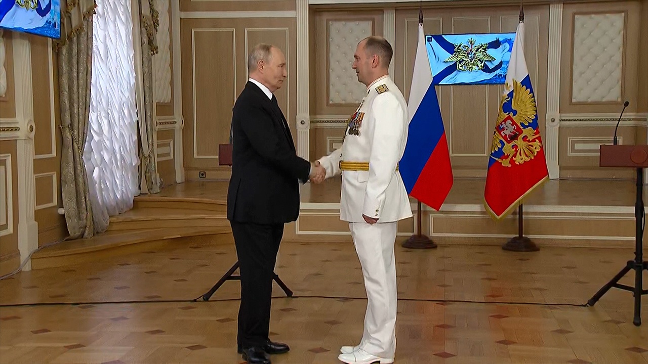 Путин вручил госнаграды в День Военно-Морского Флота