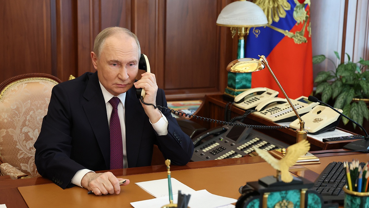Песков рассказал, что Путин никогда не звонит на мобильный своим сотрудникам