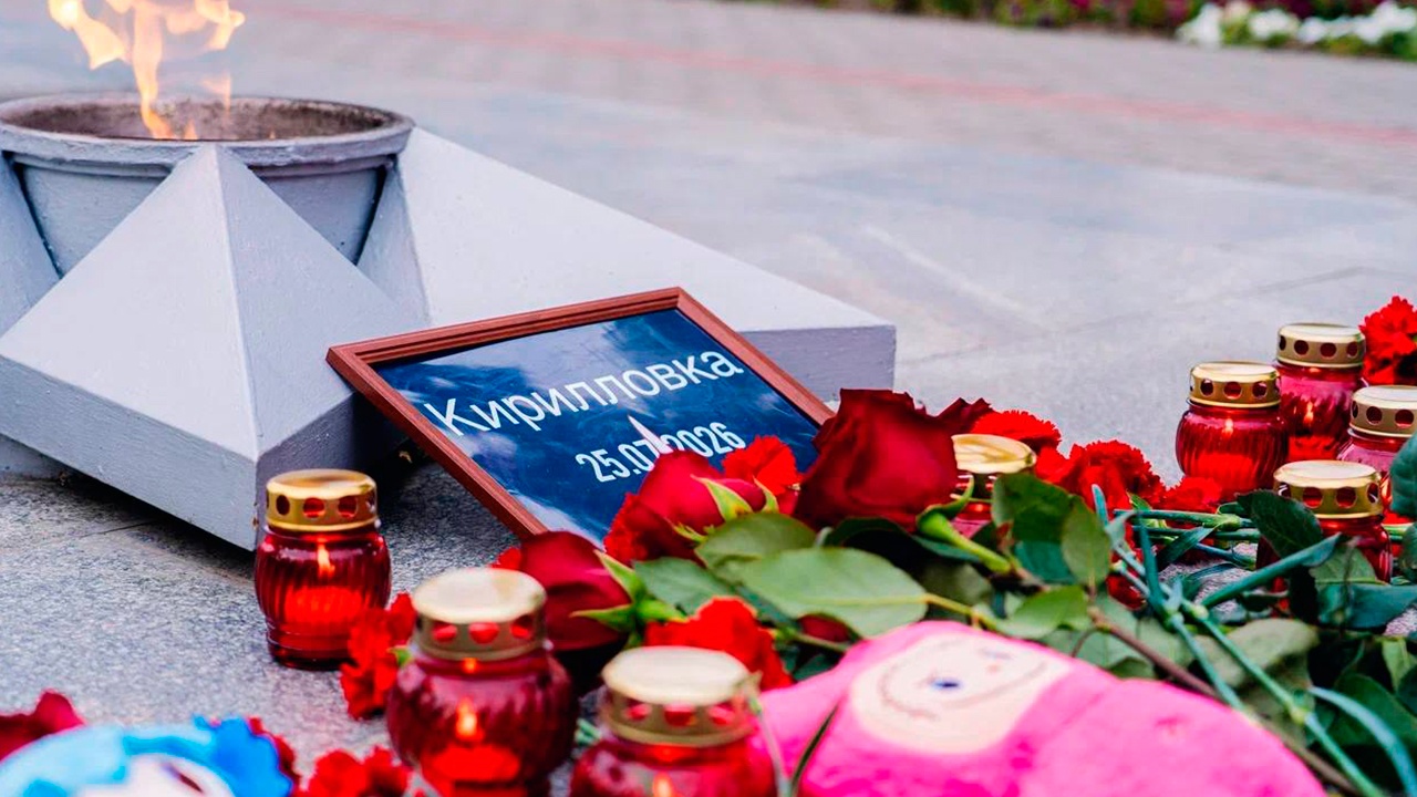 В Мелитополе несут цветы к мемориалу по 12 жертвам удара ВСУ по турбазам