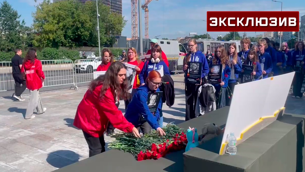 Цветы и игрушки принесли к мемориалу в Москве в День памяти о погибших детях Донбасса
