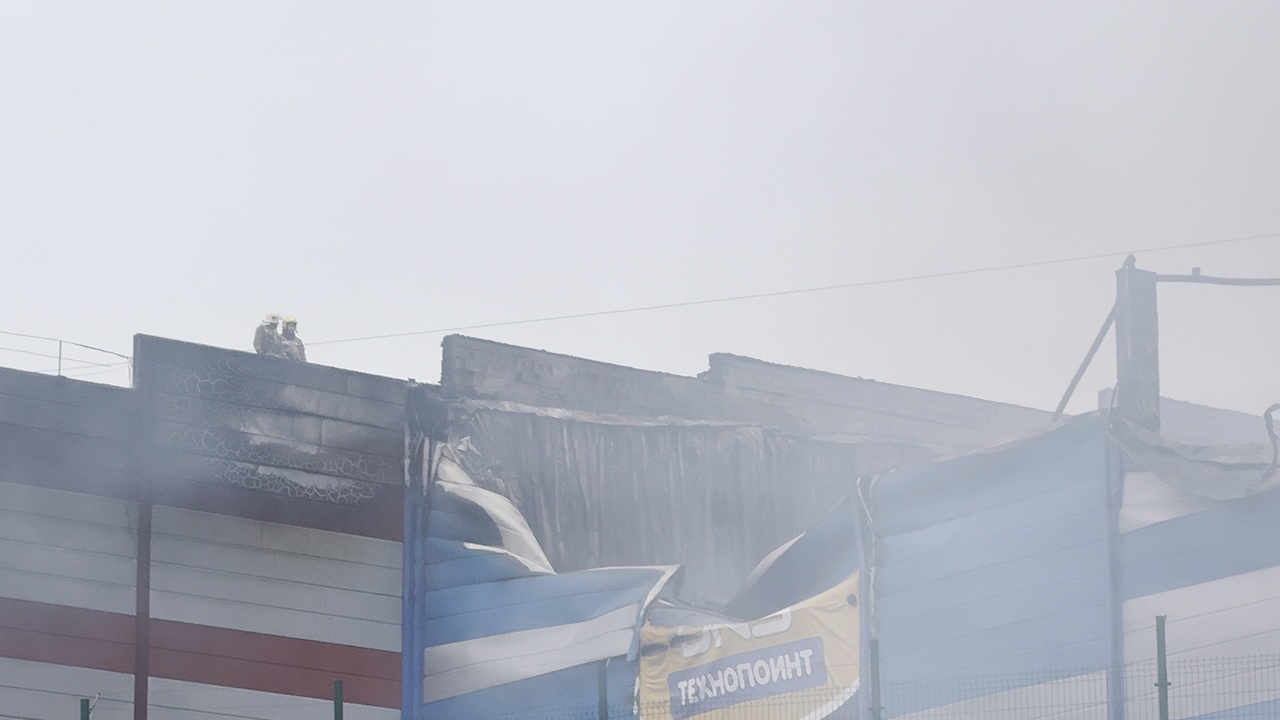 На складе бытовой техники во Владивостоке вспыхнул крупный пожар