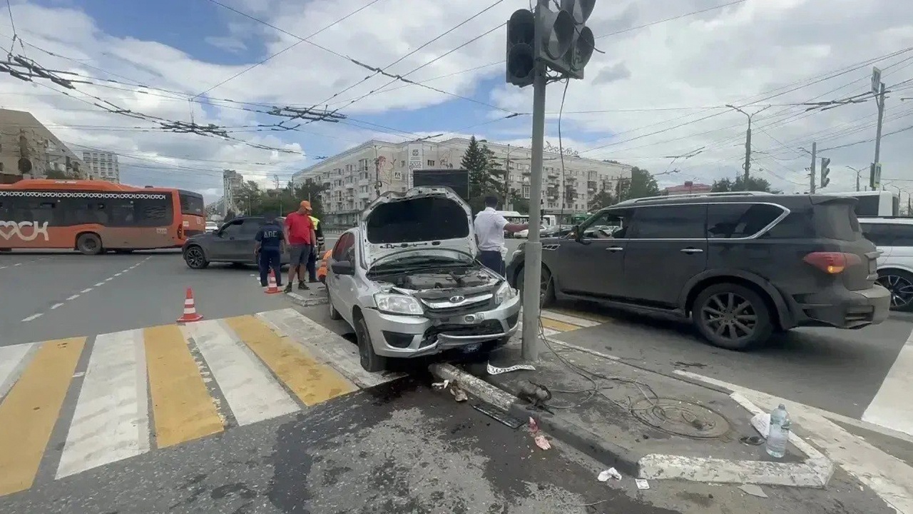 Появились кадры наезда автомобиля на семерых пешеходов в Омске