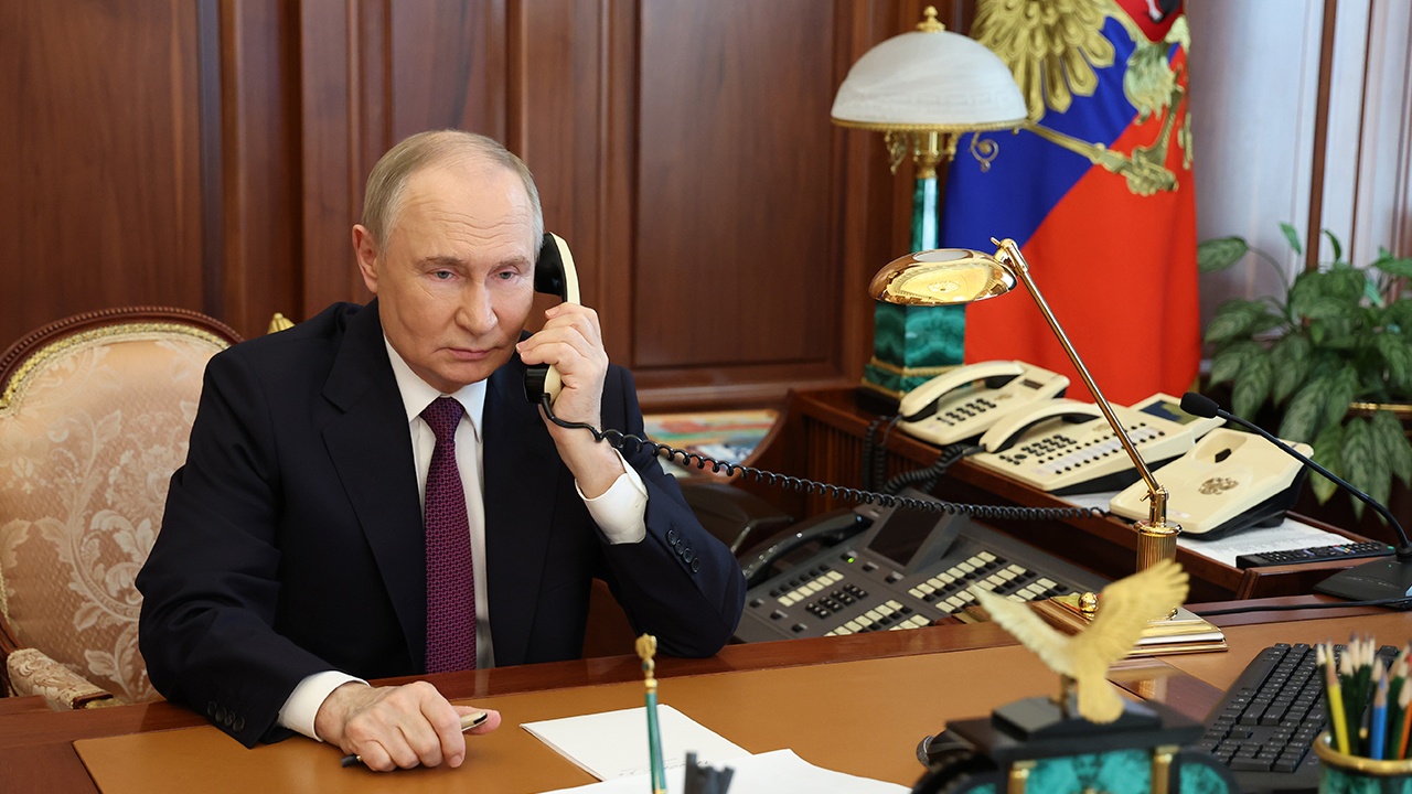 Путин провел телефонный разговор с командиром 76-й десантно-штурмовой дивизии
