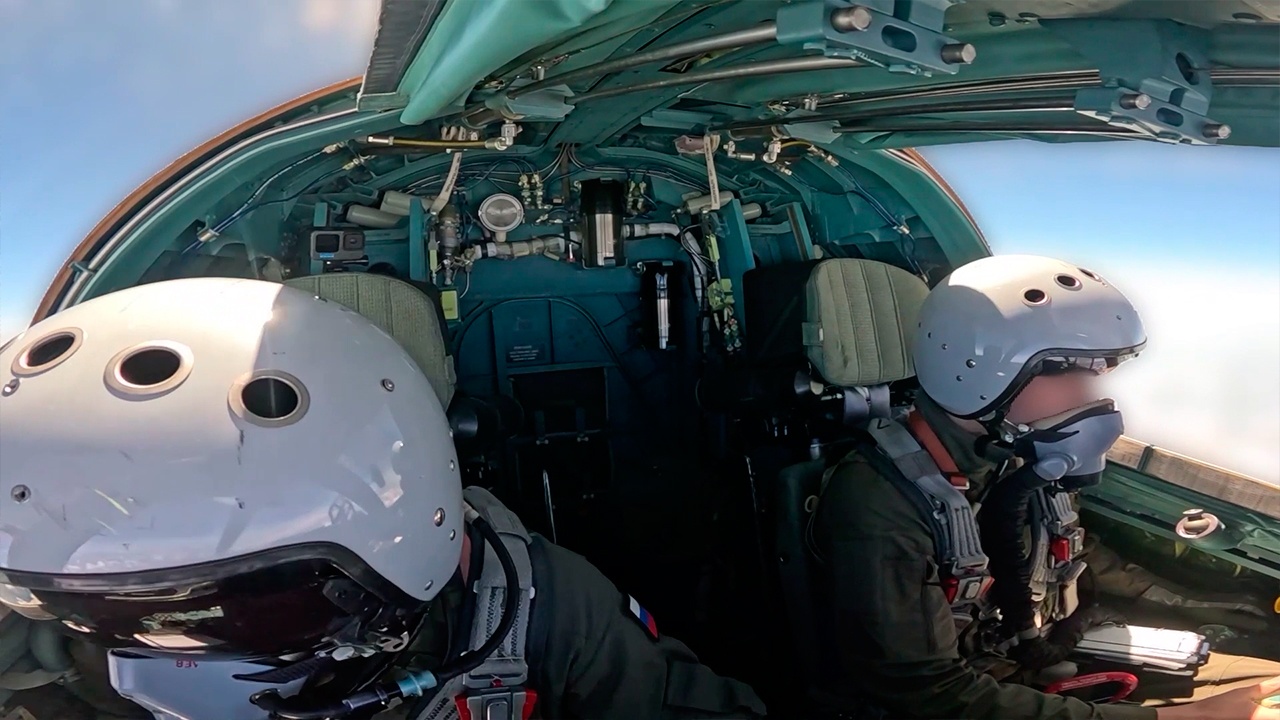 Экипаж Су-34 разнес пункт управления боевиков в зоне спецоперации