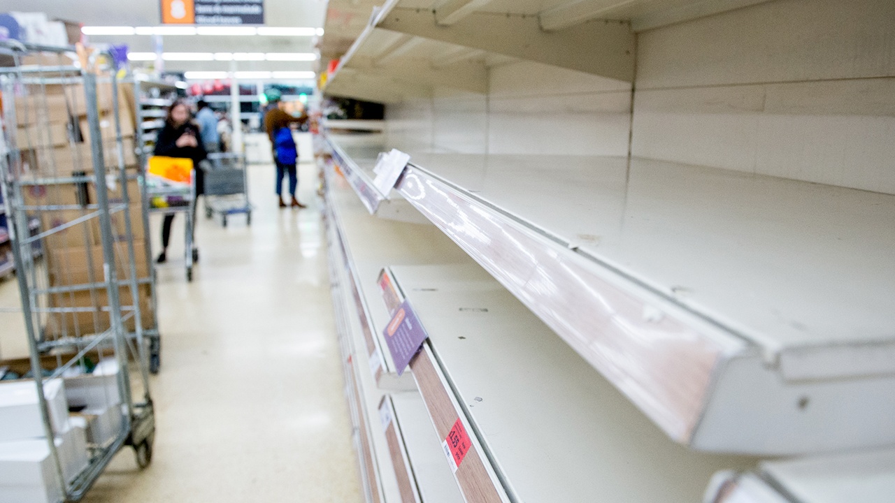 Украинцы стали жаловаться на опустевшие полки в магазинах