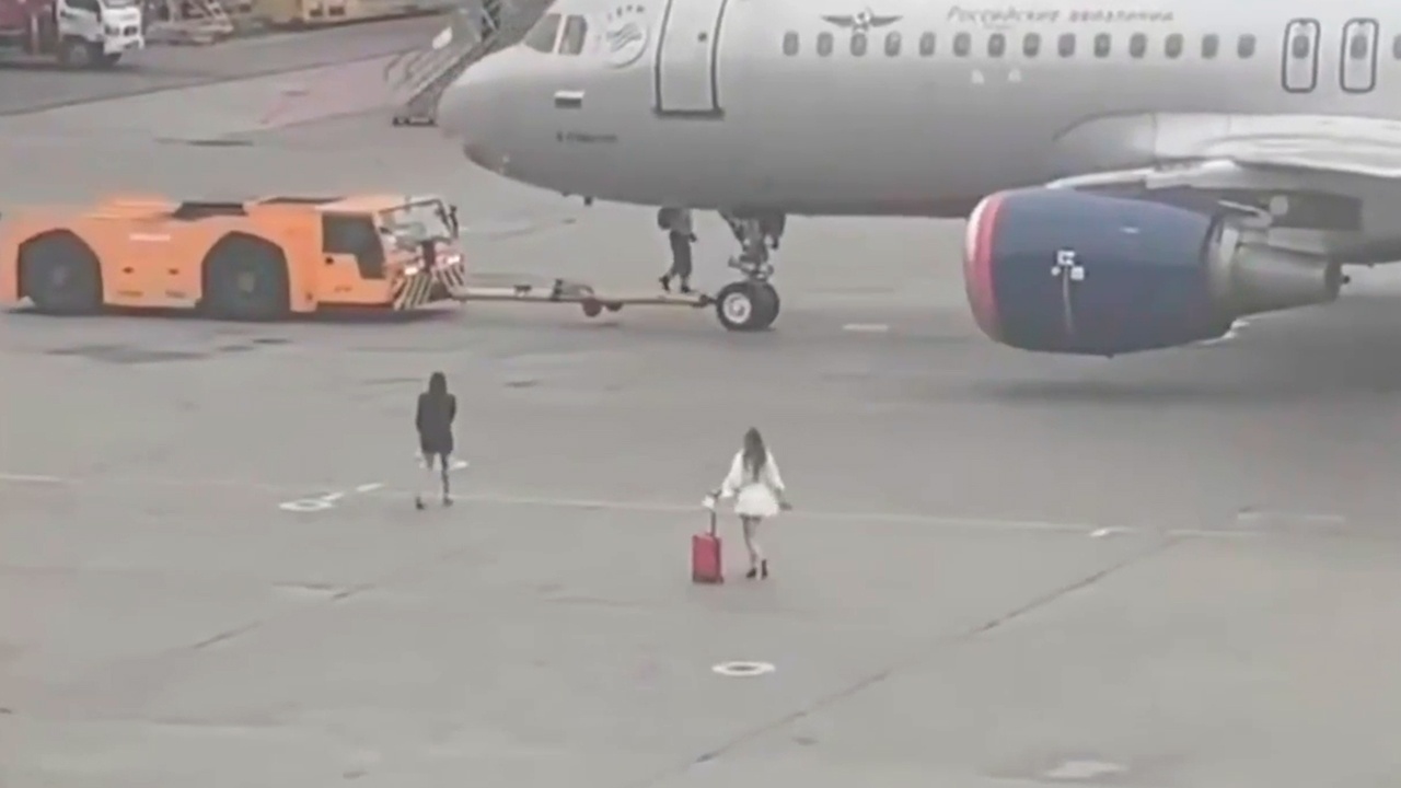 Две пассажирки гнались за самолетом по летному полю в Шереметьево
