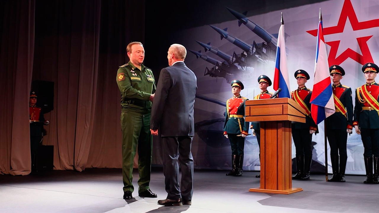 Фрадков наградил специалистов Военно-строительного комплекса Минобороны
