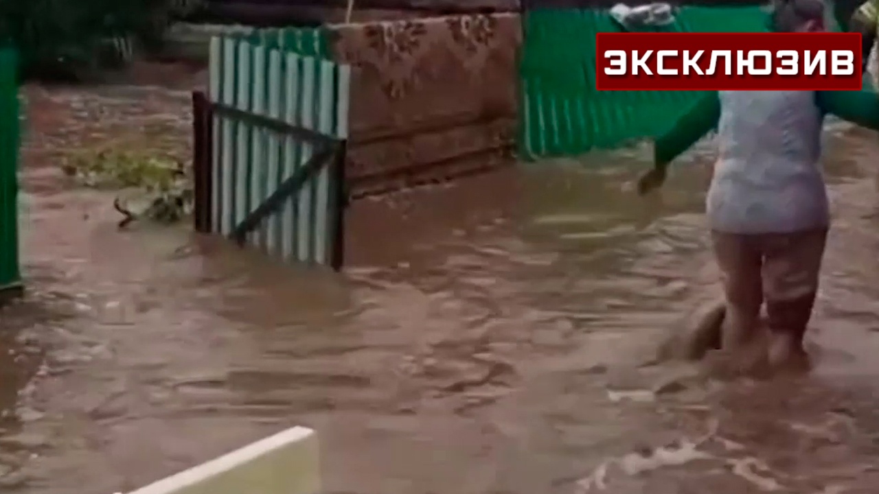 Села в блокаде, туристы в ловушке: регионы России накрыла мощная непогода