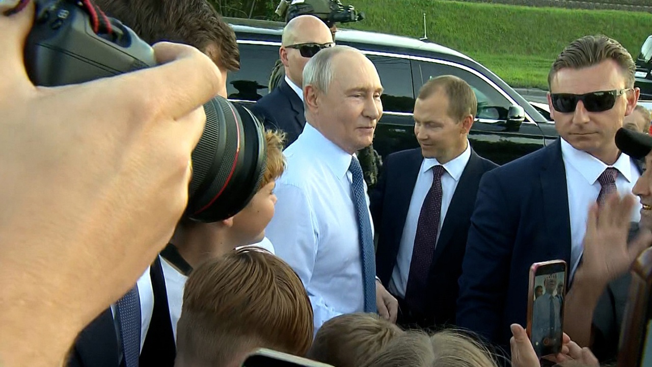 Путин остановил кортеж на улице в Новосибирске, чтобы пообщаться с жителями