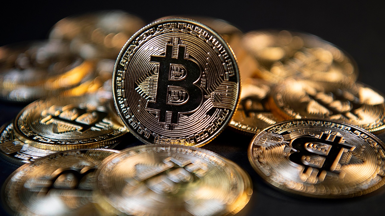 ЦБ включил Bitcoin в перечень доступных к обращению на биржах РФ криптовалют