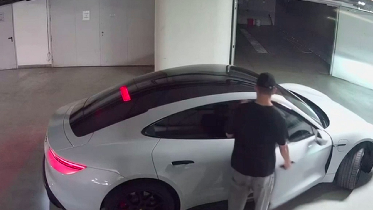 Сотрудники московской автомойки угнали Porsche и попали на нем в ДТП