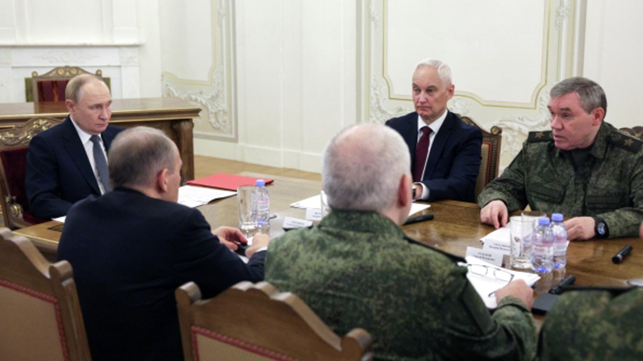Путин до поездки на Сахалин обсудил с Белоусовым боеготовность ВМФ
