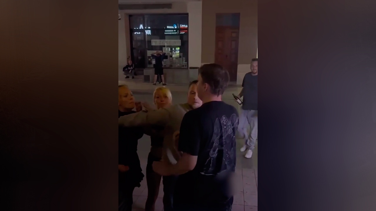 Польки закидали беженцев зонтами и стульями из-за украинской речи 