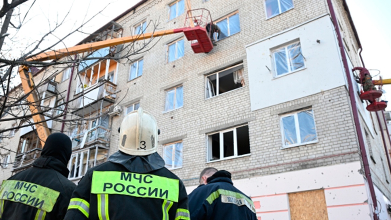 Один человек погиб и семь пострадали от удара ВСУ по жилому дому в Брянске
