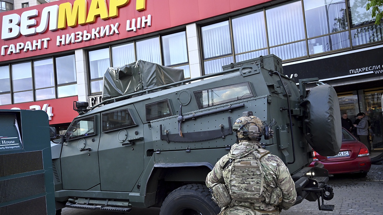 Зеленский просит ракеты, а украинцы ищут еду: Киев признал проблемы с запасами