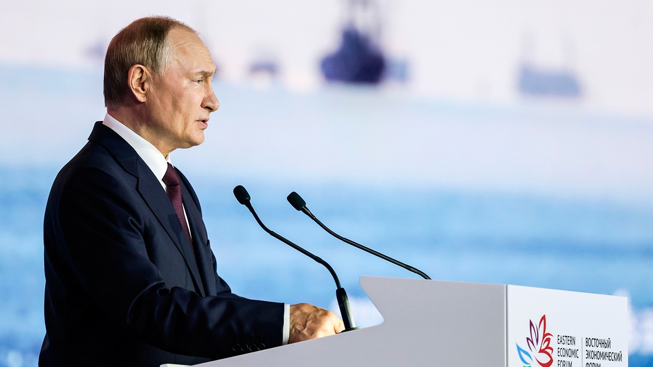 Кобяков призвал Запад внимательно следить за выступлением Путина на ВЭФ