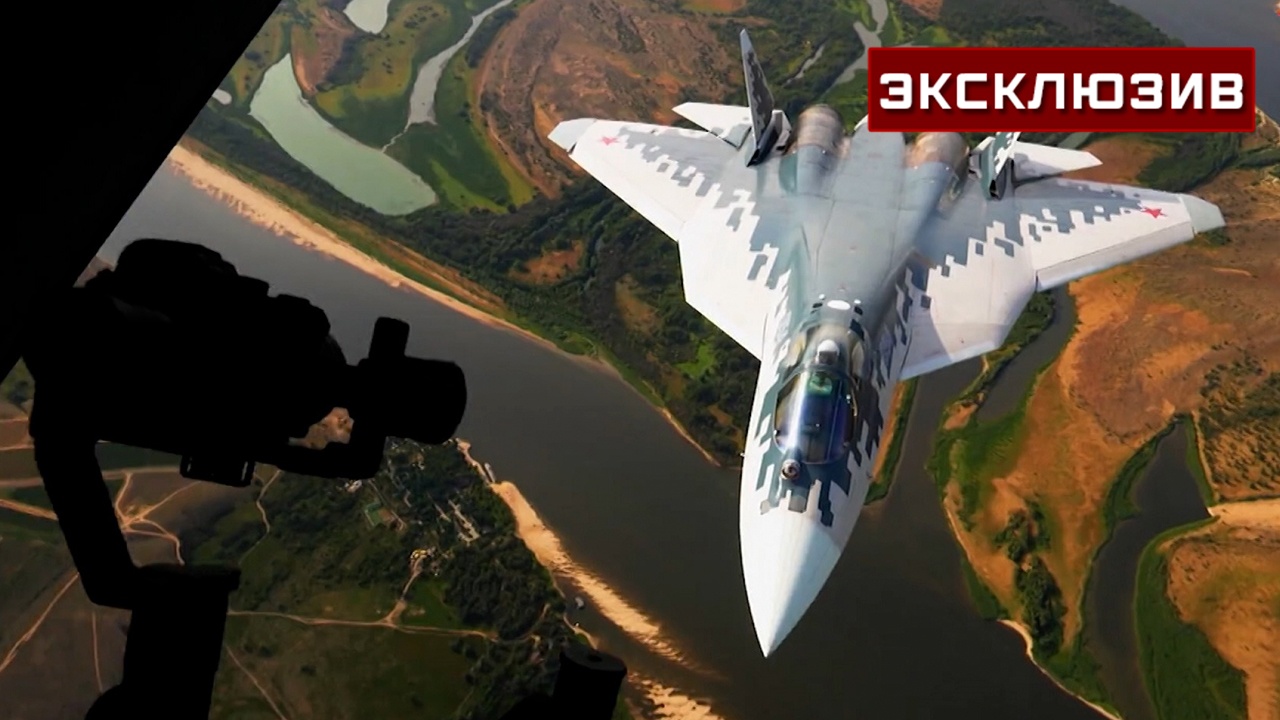 Групповой полет четырех Су-57 показали на уникальных кадрах