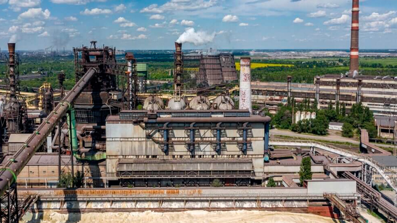 Украинский металлургический комбинат приостановил производство после удара РФ