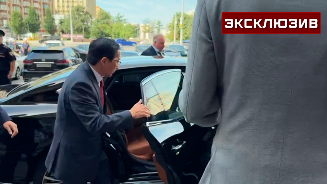 Посол Японии провел около 25 минут в российском МИД