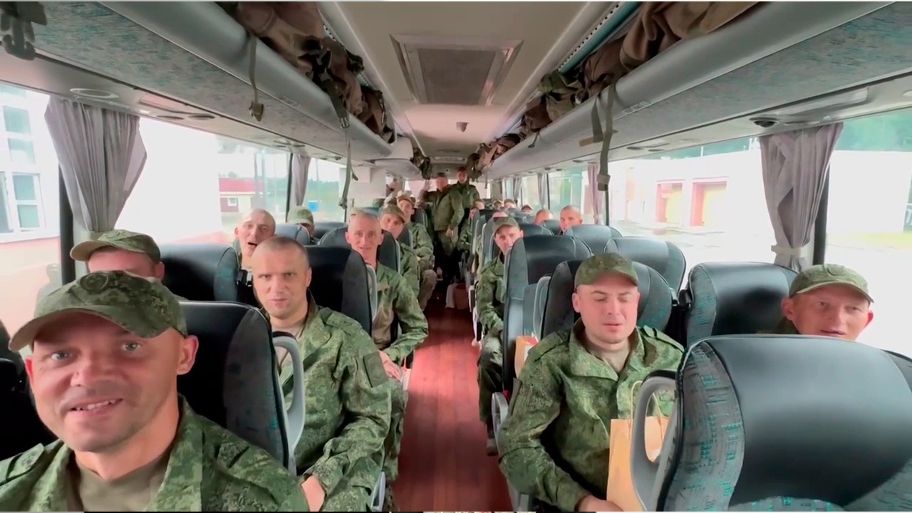 МО РФ показало видео с российскими военнослужащими после обмена 