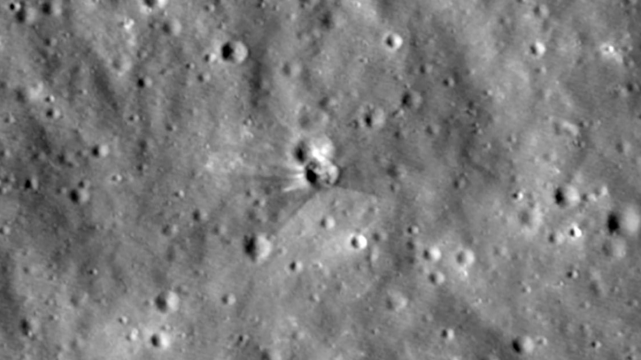 Фото лунного кратера от падения части ракеты SpaceX опубликовало NASA