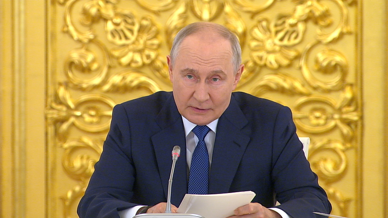 Путин поручил принять программу восстановления поврежденных атаками объектов