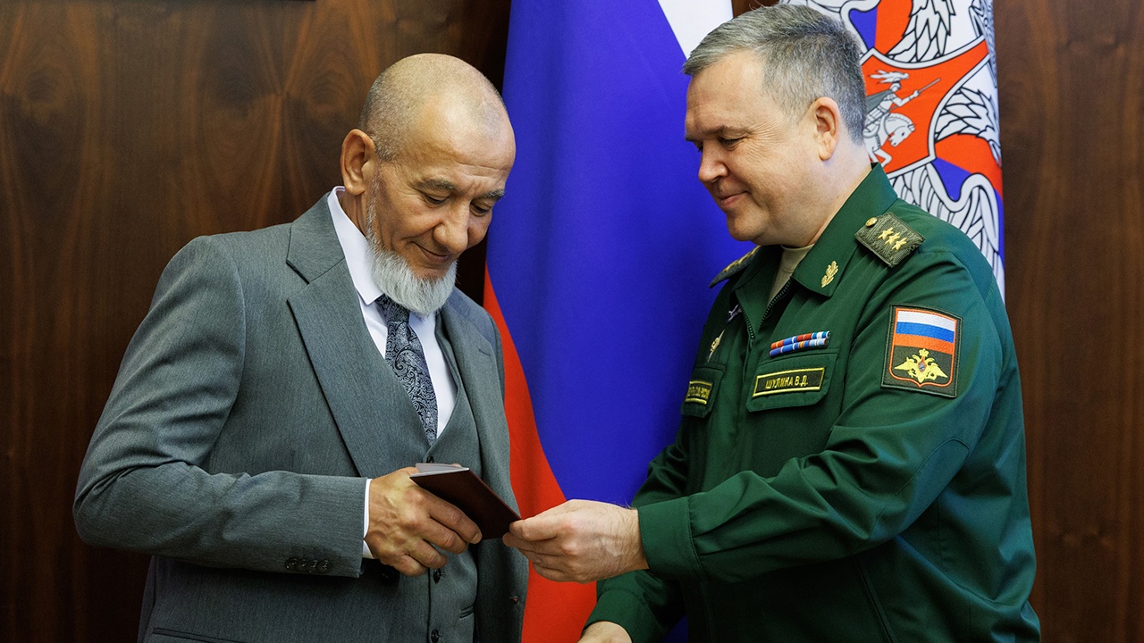 Шулика вручил паспорт РФ иностранцу, отслужившему год в зоне спецоперации