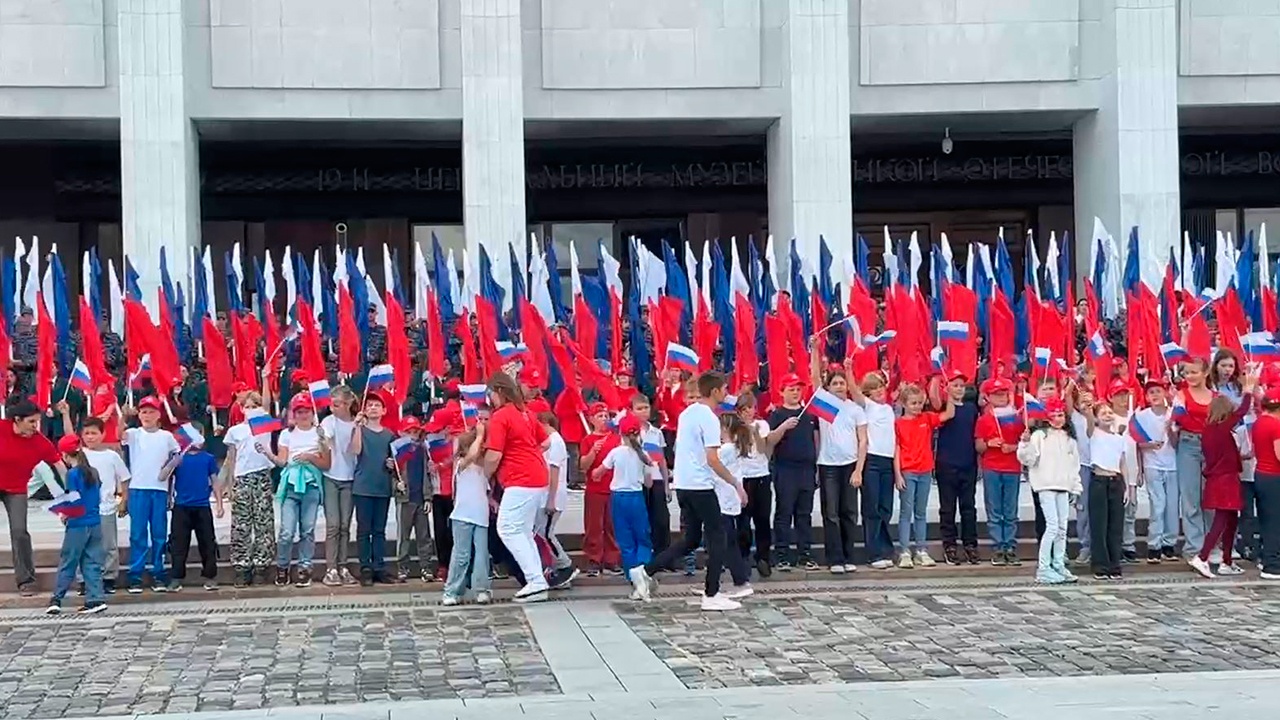 Тысячи людей стали участниками акции #ПоднятьФлаг в Москве